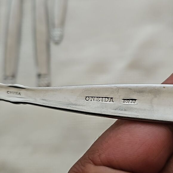 Onieda 8 Pieces Stainless Steel Everyday Flatware Set 18/10 Silver - Picture 8 of 16